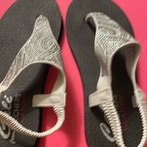 Skechers flip flop sandals. Elastic back. White with rhinestones Size 8. New.